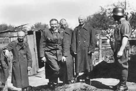 Наказание провинившихся солдат путем стрижки «наголо». 1942 г.