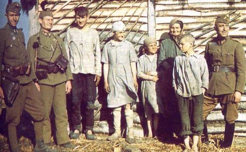 Венгерские солдаты с местными жителями в Украине. 1942 г.
