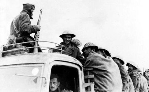 Британские военнопленные на итальянском грузовике в Северной Африке. Июнь 1941 г. 