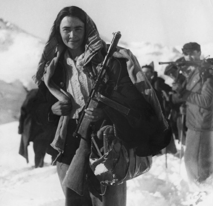 Женщина-партизан итальянского движения сопротивления в горах северной Италии. Декабрь 1944 г. 