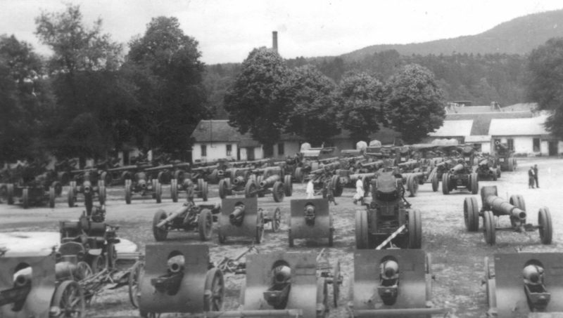 Артиллерийские орудия, захваченные немецкими войсками. Июнь 1940 г.