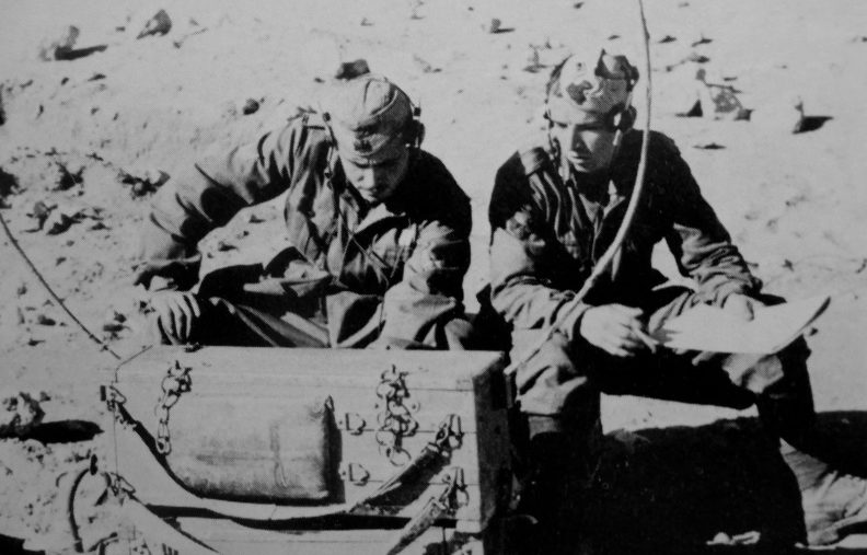 Итальянские связисты в районе Агедабии в Ливии. Июнь 1941 г.
