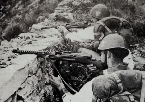 Тренировка итальянских солдат с автоматом 38 Beretta. 1944 г.