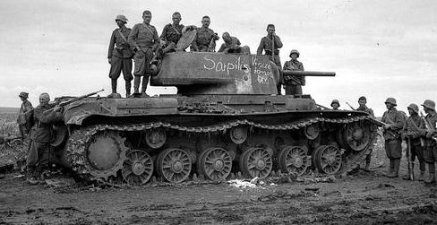 Венгерские солдаты у танка КВ-1 у реки Дон. Лето 1942 г.