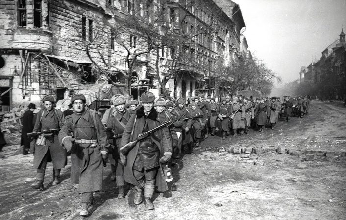 Колонна советских автоматчиков в Будапеште. Март 1945 г.