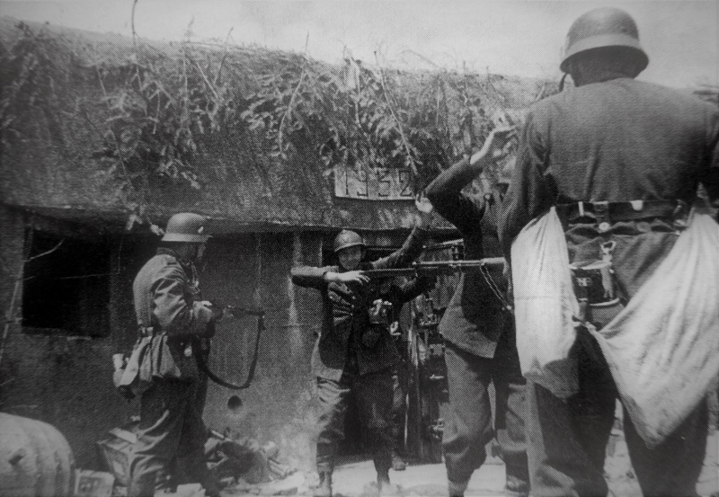 Французские солдаты сдаются в плен у ДОТа линии Мажино. Июнь 1940 г.