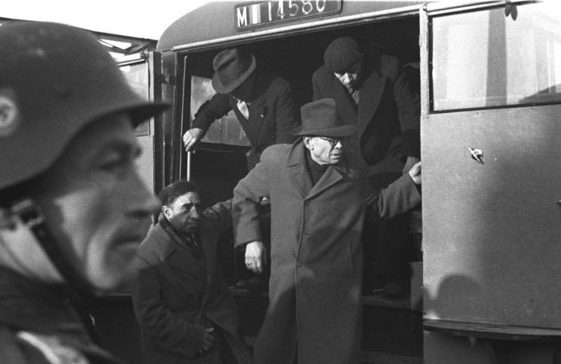 Депортация евреев из Марселя. 1943 г. 