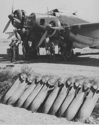 Обслуживание итальянского бомбардировщика SM.79 Sparviero. Июнь 1941 г. 