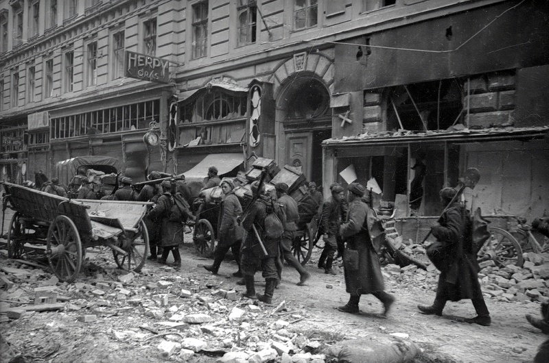 Советские минометчики на марше в Будапеште. Март 1945 г.