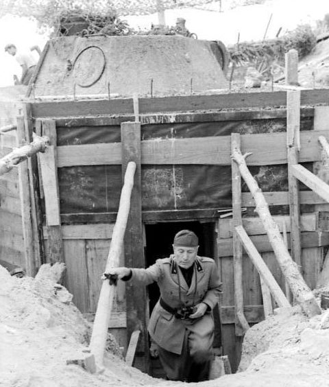Бенито Муссолини осматривает укрепления. 1944 г.