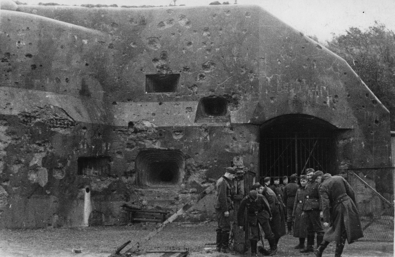 Немецкие солдаты у захваченного бункера на линии Мажино. Июнь 1940 г.