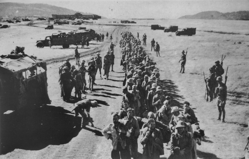 Итальянские военнопленные на пути из Южной Эфиопии в лагерь в Кении. Июль 1941 г. 