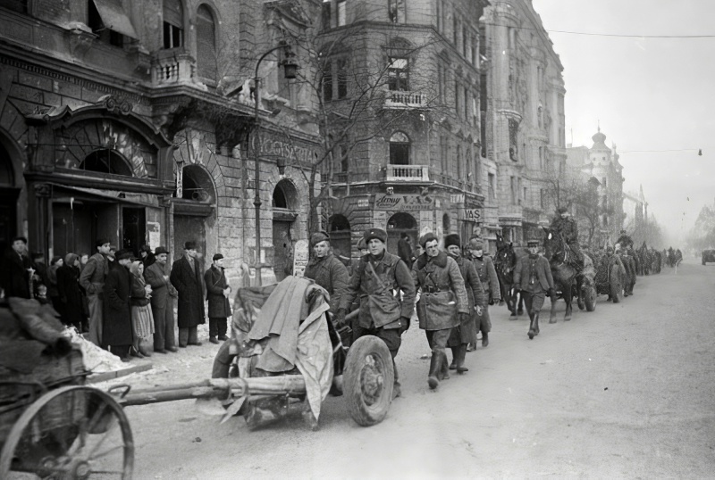Советские бойцы в Будапеште. Март 1945 г.