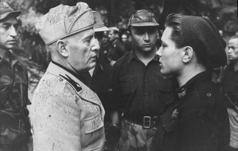 Бенито Муссолини и солдаты Гвардии Дуче. 1944 г.