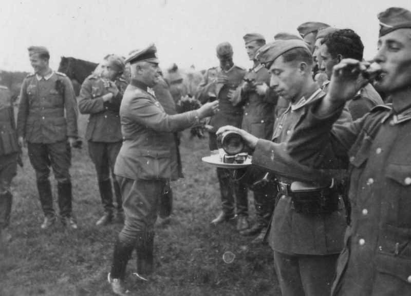 Солдаты Вермахта «обмывают» награды, полученные за кампанию во Франции. Июнь 1940 г.