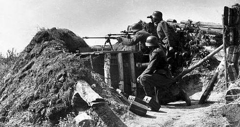 Расчет 20-мм противотанкового орудия у реки Дон. Сентябрь 1942 г. 