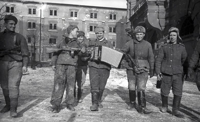 Красноармейцы в Будапеште. Март 1945 г. 
