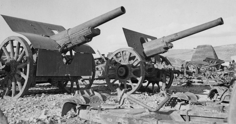 Итальянские 105-мм артиллерийские орудия, захваченные союзниками на Сицилии. 1944 г. 
