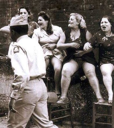 Американские солдаты с проститутками в Неаполе, которых в городе было около 40 тысяч. 1944 г. 