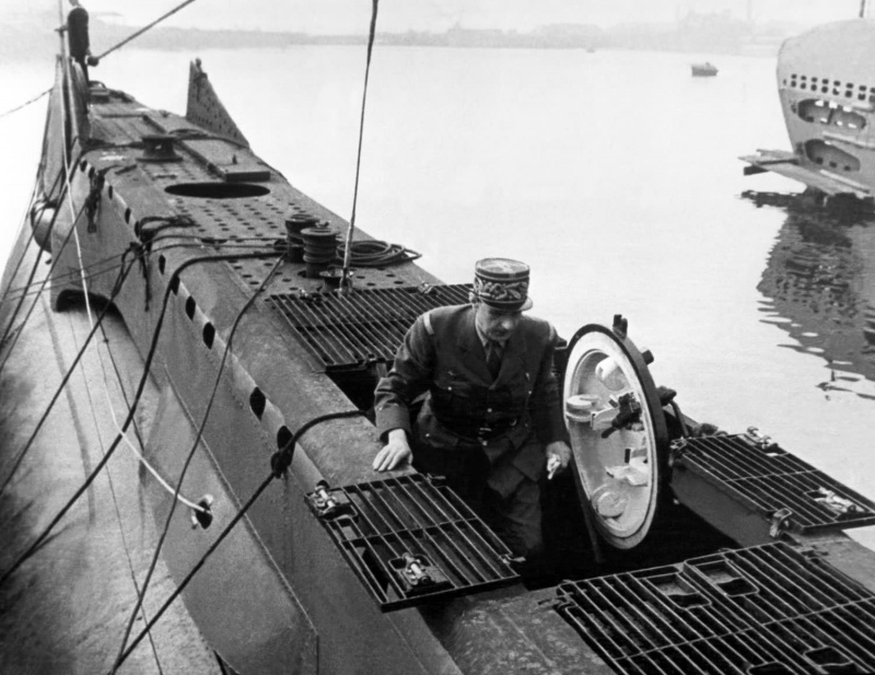 Генерал Шарль де Голль на борту подлодки «Curie», принадлежащей ВМФ Свободной Франции. 1943 г. 
