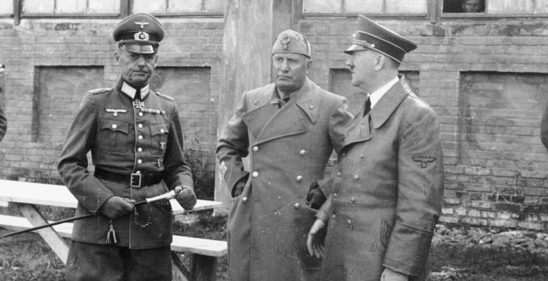 Фельдмаршал Рундштедт, Бенито Муссолини и Адольф Гитлер на Восточном фронте. Август 1941 г. 