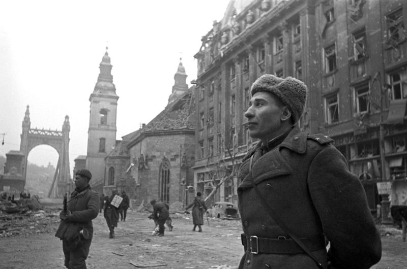 Красноармейцы в Будапеште. Март 1945 г.