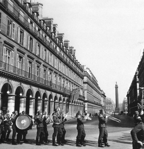 Немецкий военный оркестр проходит по улице оккупированного Парижа. Июнь 1940 г.