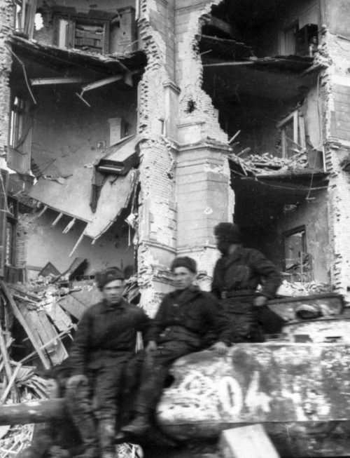 Советские солдаты в Будапеште. Март 1945 г.