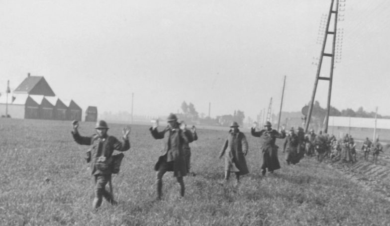 Французские солдаты с поднятыми руками сдаются немецким войскам. Июнь 1940 г.