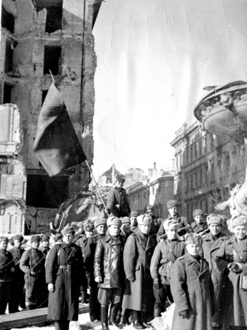Бойцы РККА на площади Кальвина. Март 1945 г.