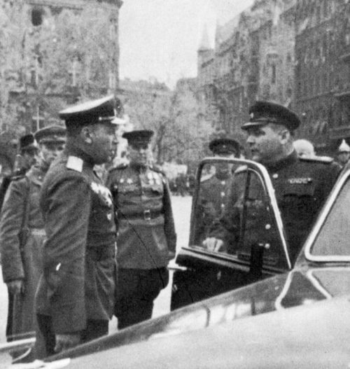 Маршал Советского Союза, командующий 2-м Украинским фронтом Р. Я. Малиновский, на улице Будапешта. Март 1945 г.