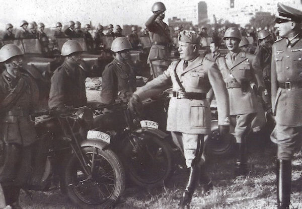 Муссолини инспектирует итальянские войска на Восточном фронте. Август 1941 г.