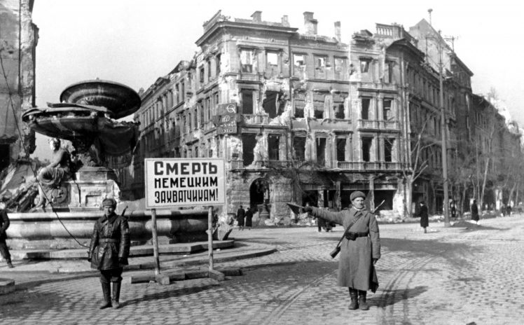 Советский регулировщик на площади Кальвина в Будапеште. Март 1945 г.