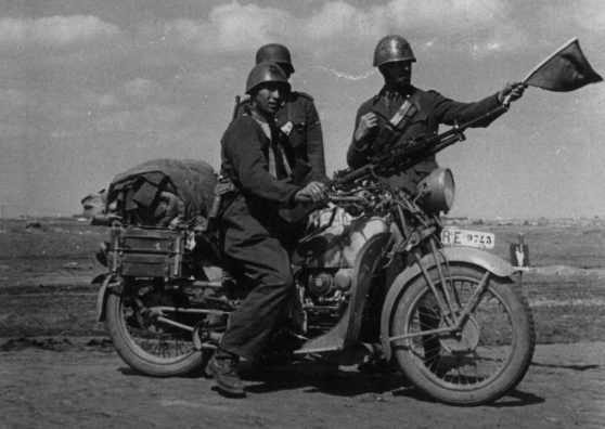 Итальянский регулировщик на Восточном фронте. Август 1941 г. 