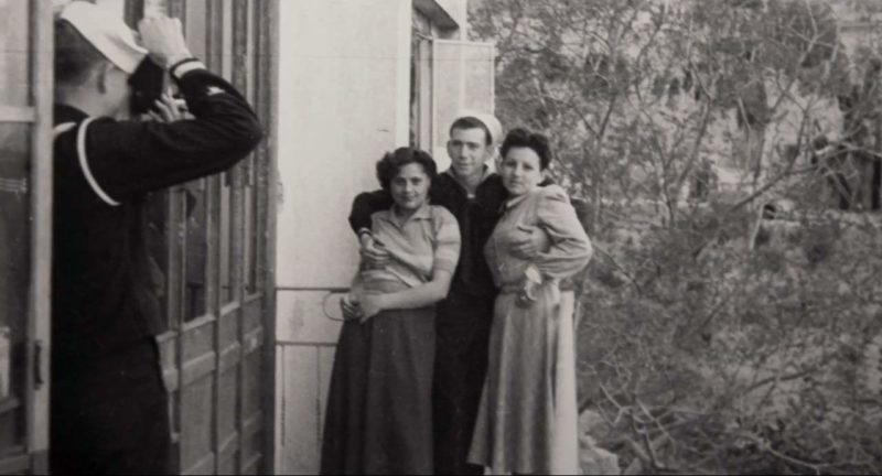 Два американских моряка фотографируются с неаполитанскими «синьоринами» (проститутки). 1945 г.