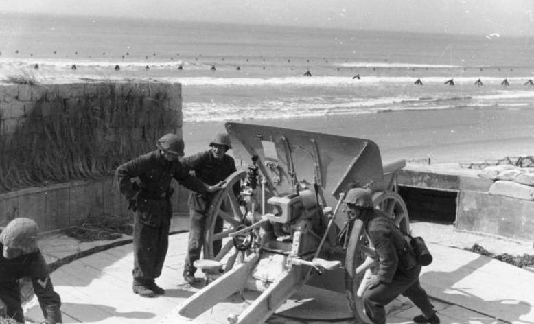 Орудия немецких береговых батарей Атлантического вала. Апрель 1944 г.