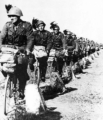 Колонна итальянских велосипедистов-берсальеров на Восточном фронте. Лето 1941 г. 
