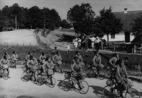 Колонна итальянских велосипедистов-берсальеров на Восточном фронте. Лето 1941 г. 