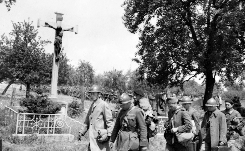 Французские солдаты направляются в лагерь для военнопленных. Июнь 1940 г.