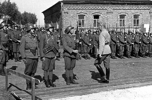 Генерал-полковник Ференц Сомбатхей, начальник штаба Венгерской армии, с инспекцией во 2-й армии. Сентябрь 1942 г.
