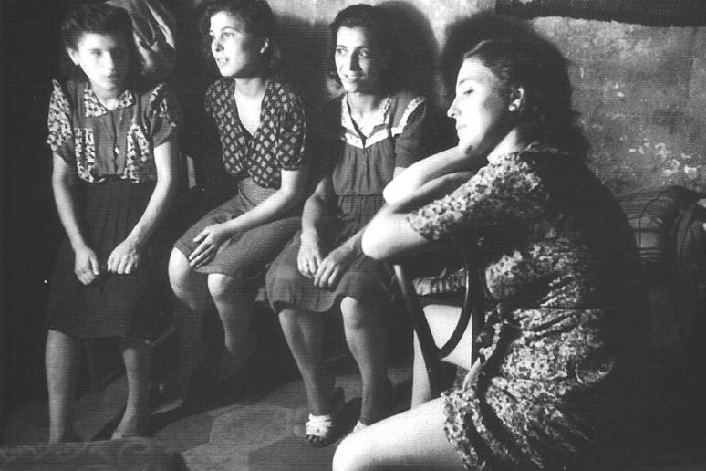 Девушки из борделя Неаполя. 1945 г. 