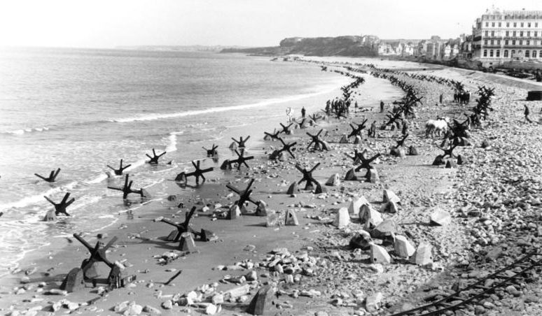 Защитные укрепления берега у Кале. Апрель 1944 г.
