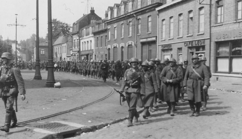 Французские солдаты направляются в лагерь для военнопленных. Июнь 1940 г.