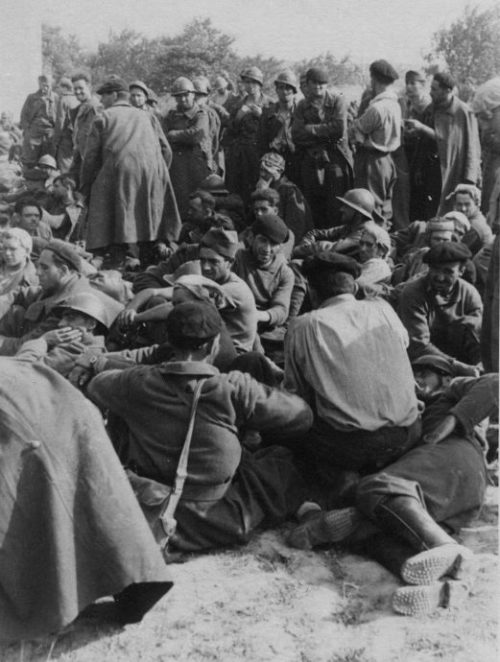 Французские военнопленные на привале. Июнь 1940 г.