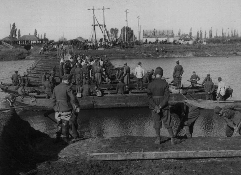 Итальянские солдаты наводят переправу через реку Волчью. Осень 1941 г. 