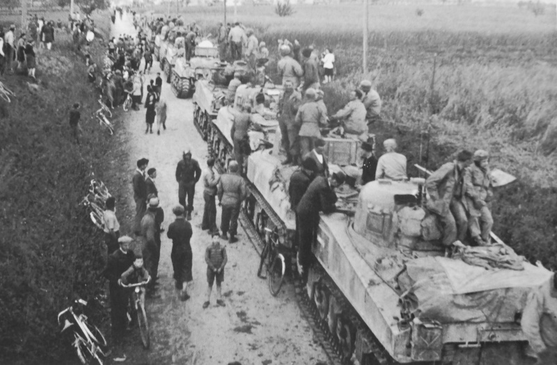 Итальянцы у колонны американских танков на дороге под Миланом. 1945 г. 
