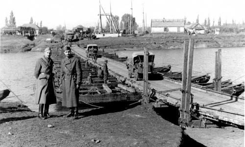 Итальянские солдаты у переправы через реку Волчью возле города Павлоград Днепропетровской области. Осень 1941 г. 