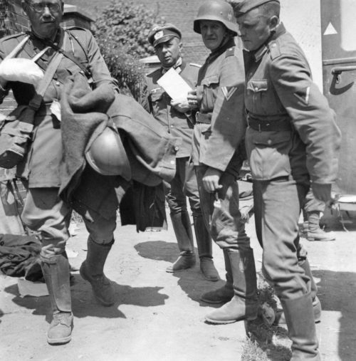 Пленные раненые французские солдаты из госпиталя, захваченного немцами в Жувизи-Сюр-Орж. Июнь 1940 г.
