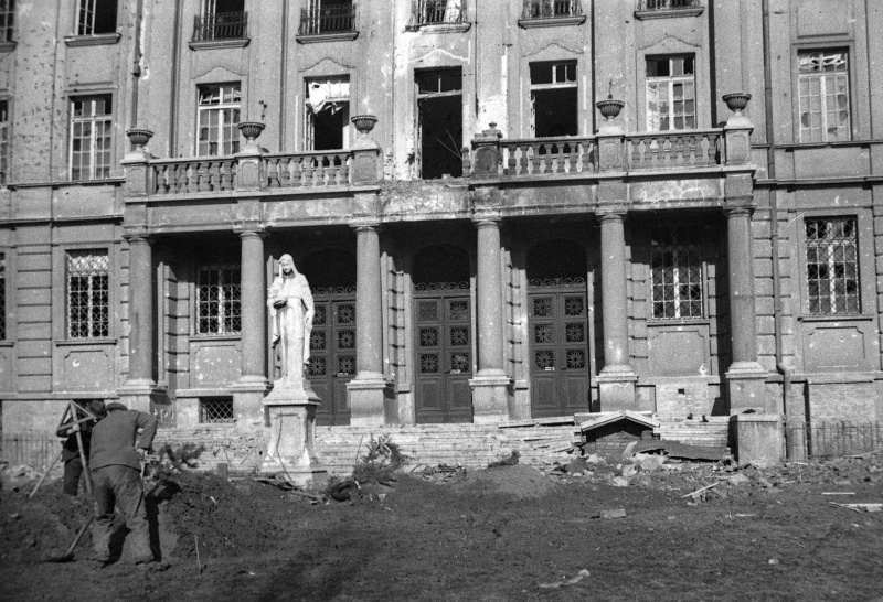 Жители Будапешта хоронят погибших возле школы. Март 1945 г.