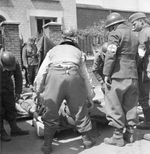 Пленные раненые французские солдаты из госпиталя, захваченного немцами в Жувизи-Сюр-Орж. Июнь 1940 г.